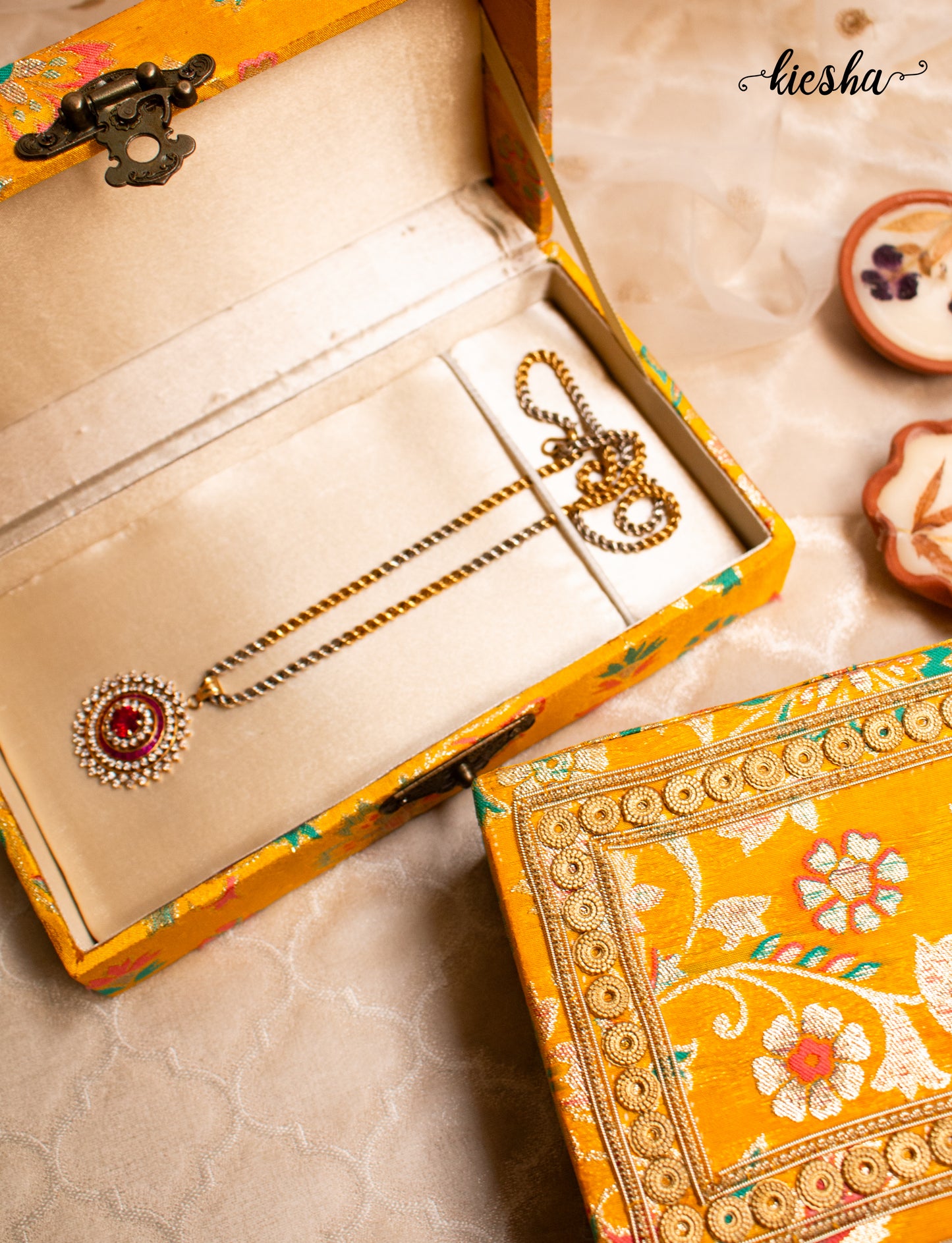 Adaa Chain/Pendant Box
