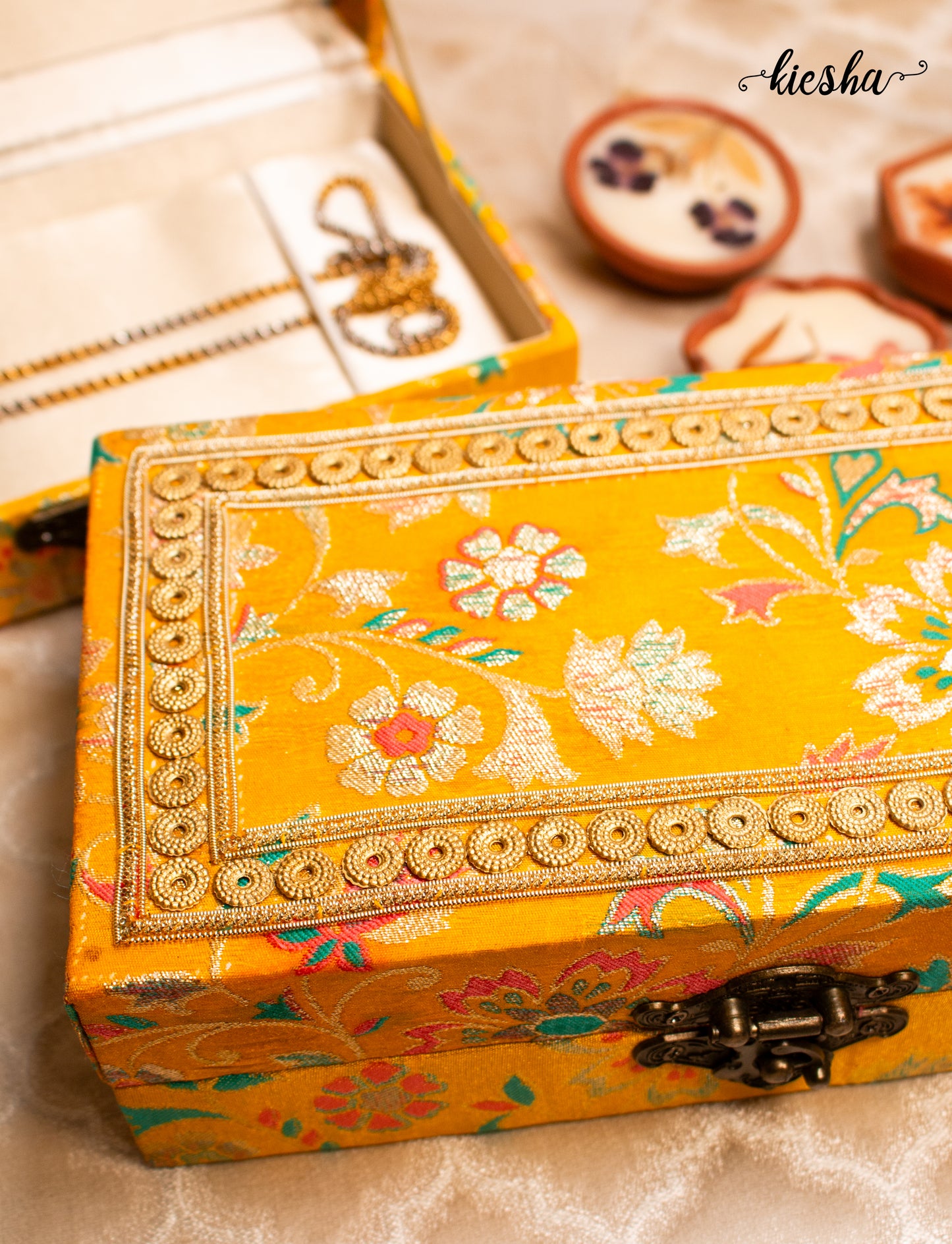 Adaa Chain/Pendant Box